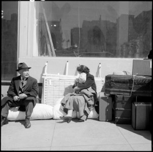 San Francisco. Early comers arrive with personal effects at 2020 Van Ness Avenue as part of the con . . . - NARA - 536058