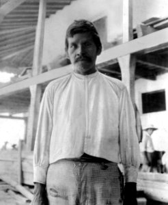 San Ignacio, Prov. Sara, Bolivia. Stam, Churápa -civil. chiquitanos-. Man. En face - SMVK - 005692