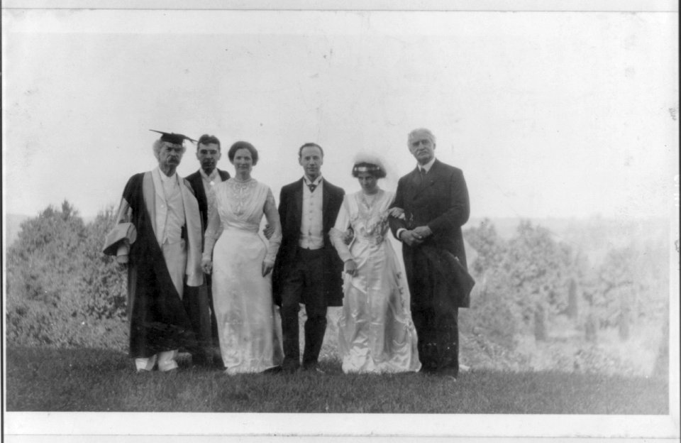 Samuel Langhorne Clemens, 1835-1910, full-length portrait, standing, facing right, wearing cap and gown, with 5 other people at the wedding of Clara Clemens LCCN2005680097