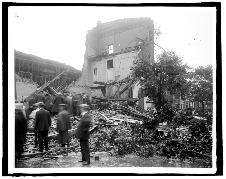 Saul (Building), Same bldg., 7 & L, NW, (Washington, D.C.), storm, July 30, 1913 LCCN2016852730