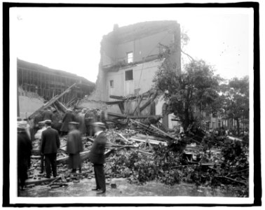 Saul (Building), Same bldg., 7 & L, NW, (Washington, D.C.), storm, July 30, 1913 LCCN2016852730