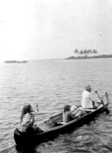 San Blas-kusten, Panama. Cuna-indiansk kanot paddlas förbi . expeditionskortern Olga . Se E - SMVK - 004510