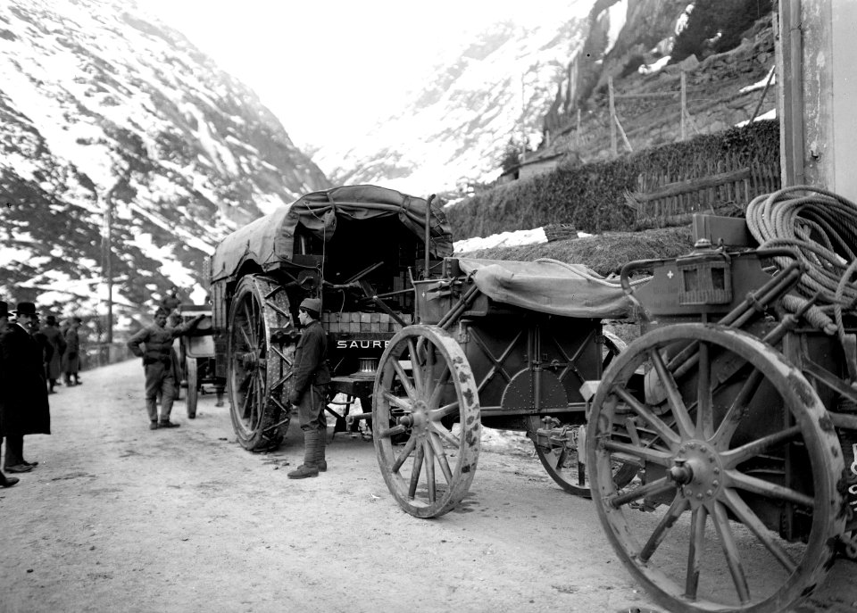 Saurer-Lastwagen mit Einachsern auf der Gotthardstrasse - CH-BAR - 3241107