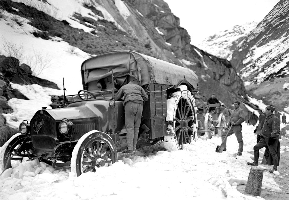 Saurerlastwagen im Schnee der Gotthardstrasse - CH-BAR - 3241106