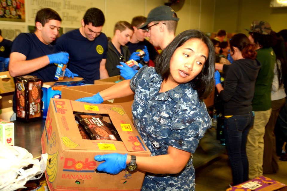 San Antonio Future Sailors, Recruiters donate time to Food Bank 170201-N-ND850-003
