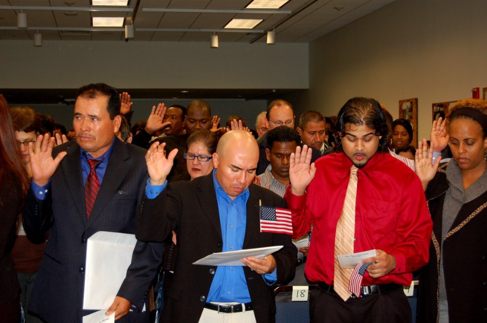 Saying the Oath of Citizenship (6432219845)