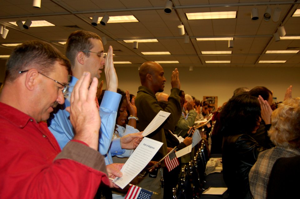 Saying the Oath of Citizenship (6432220703)