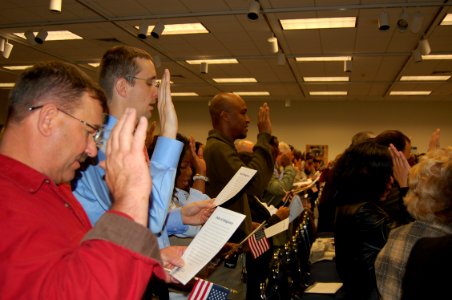 Saying the Oath of Citizenship (6432220703)
