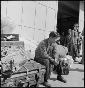 San Francisco, California. An early comer arrives with personal effects at 2020 Van Ness Avenue as . . . - NARA - 536061