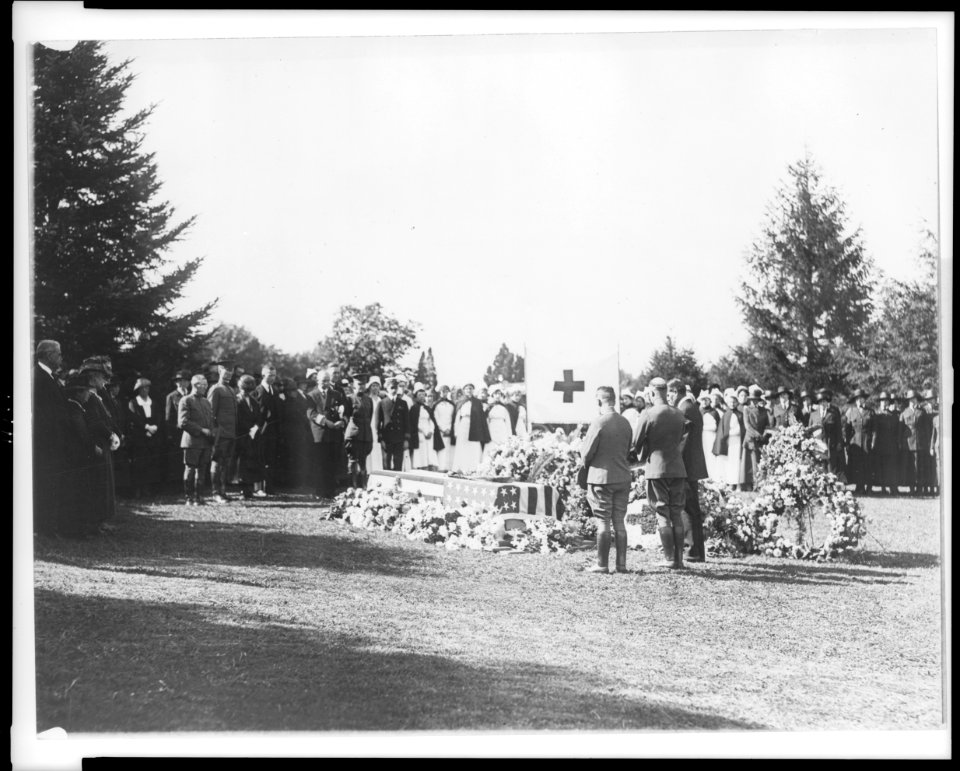 Scene at the grave of Miss Jane Delano, late Director of the Nurse Corps of the National Red Cross, who was buried at Arlington National Cemetery today LCCN96509699