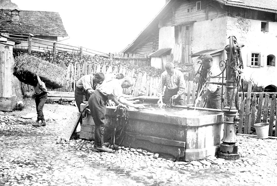 Saubermachen am Brunnen - CH-BAR - 3236901