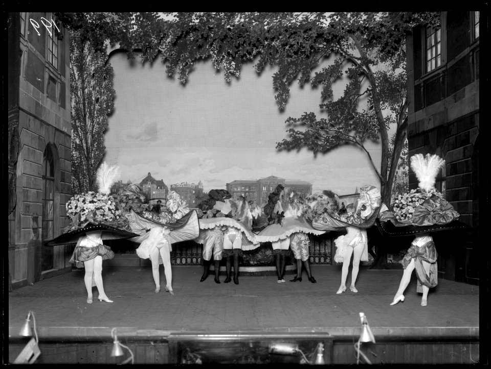 Scene from the revue Tre jobbande pojkar at Kristallsalongen 1910 - SMV - K024