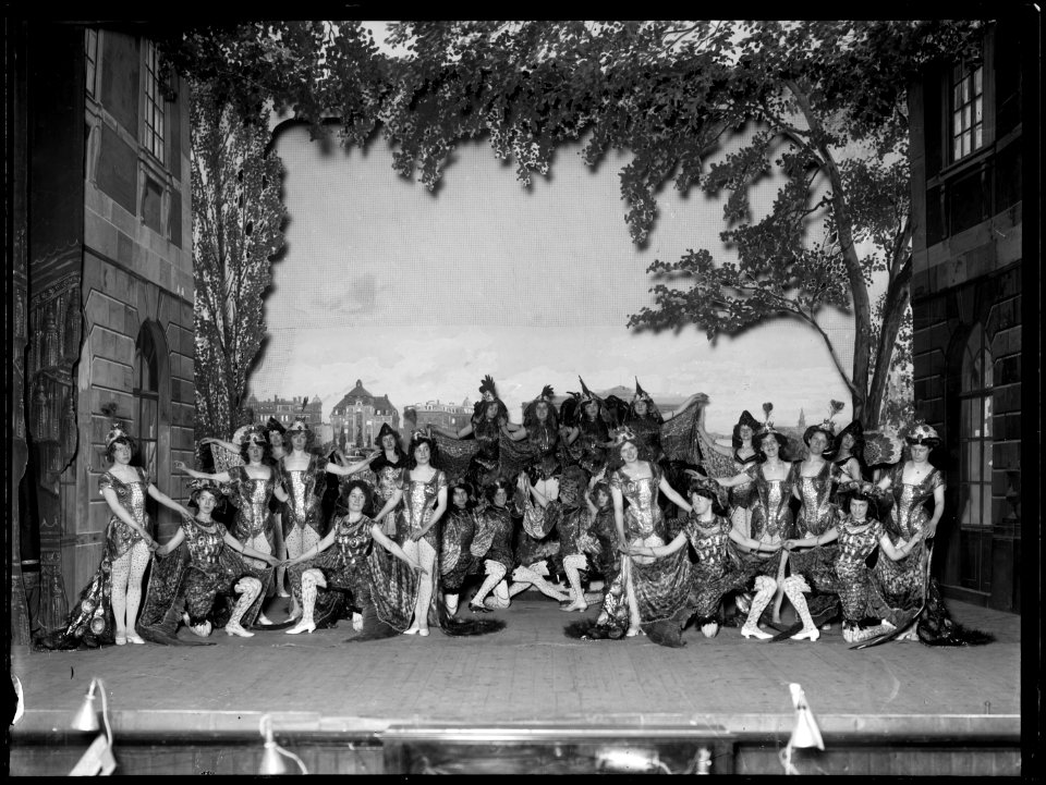Scene from the revue Tre jobbande pojkar at Kristallsalongen 1910 - SMV - K026