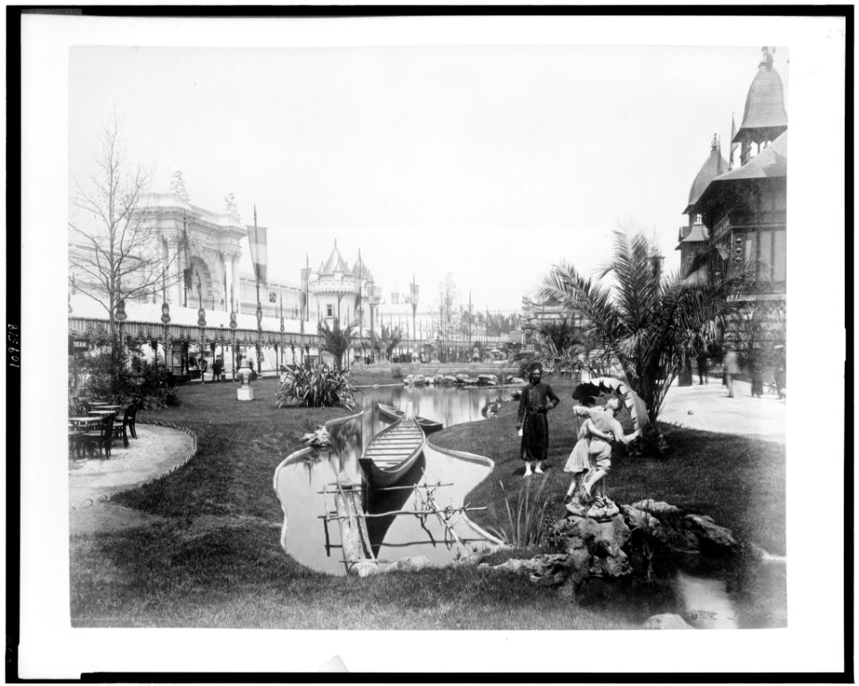 Scene on L'Esplanade des Invalides, with Ministry of War building on left, Colonial Palace on right, Paris Exposition, 1889 LCCN94500840