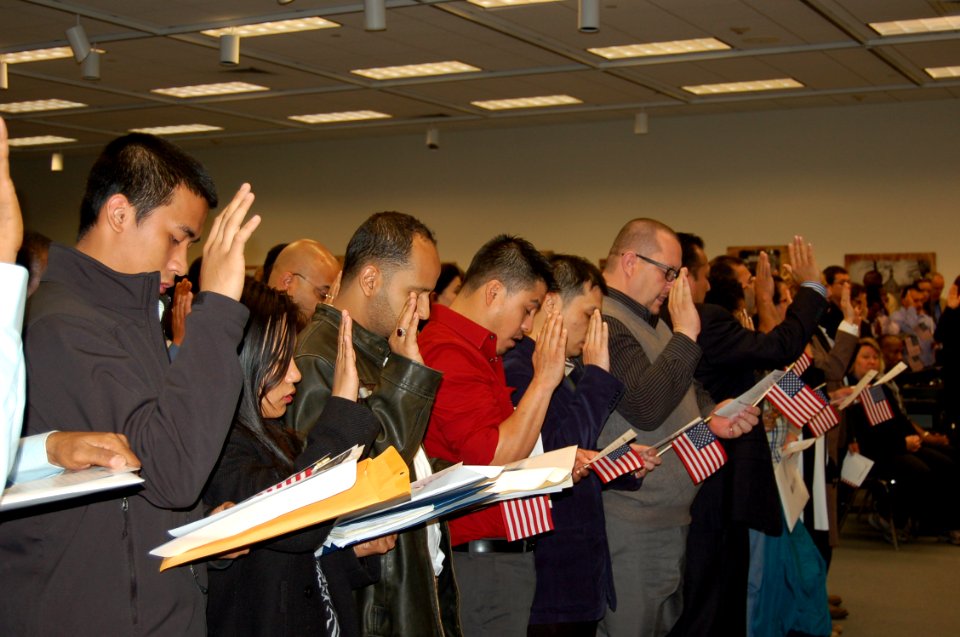 Saying the Oath of Citizenship (6432221129)