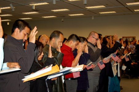 Saying the Oath of Citizenship (6432221129)