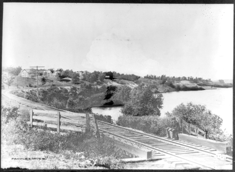 Scene on Rock River, C & N. W. Ry, Janesville, Wis. LCCN2012649489