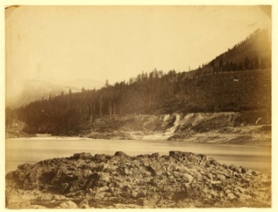 Scene on the Columbia River at the junction with the Pend Oreille River with outcrop in the foreground LCCN2005680433