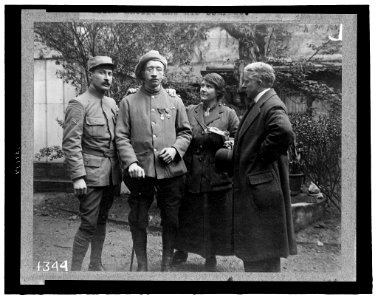 Saying Good-bye - Madame Ladd, blind mutilé and his comrade LCCN2007676084