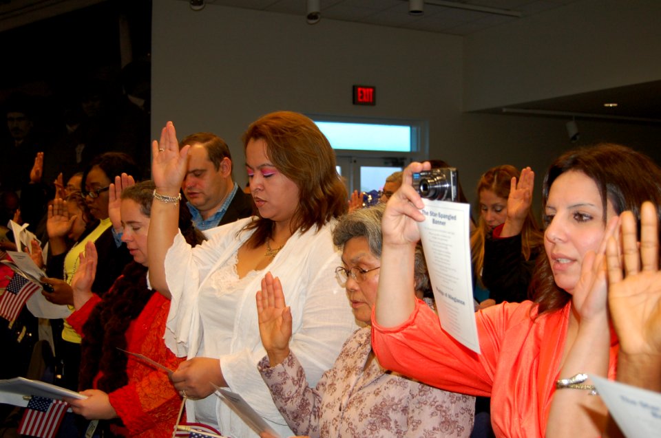 Saying the Oath of Citizenship (6432220475)