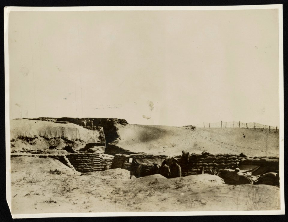 Scenes with the expeditionary force in the Egyptian area British trenches in the sand dunes on the Gaza front. LCCN2011648664