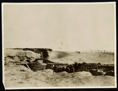 Scenes with the expeditionary force in the Egyptian area British trenches in the sand dunes on the Gaza front. LCCN2011648664
