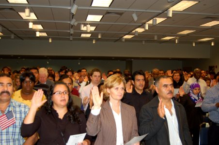 Saying the Oath of Citizenship (6432221507)