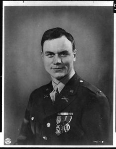 SC 190637 - Medal of Honor Winner. Gerry H. Kisters (2nd Lt.) Near Gagliano, Sicily; 2nd Armored Div.; 31 July, 1943 photo