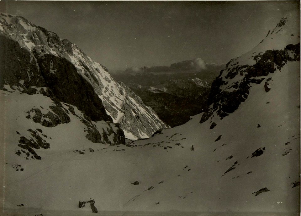 Scharte zwischen Rosskofl Westgipfel 2222 m und Trögel 2204m mit Feldwache Nr. .6 von LIR Komdt.4-10, Hintergrund Montasch. (Bramkofl.) (BildID 15467091)