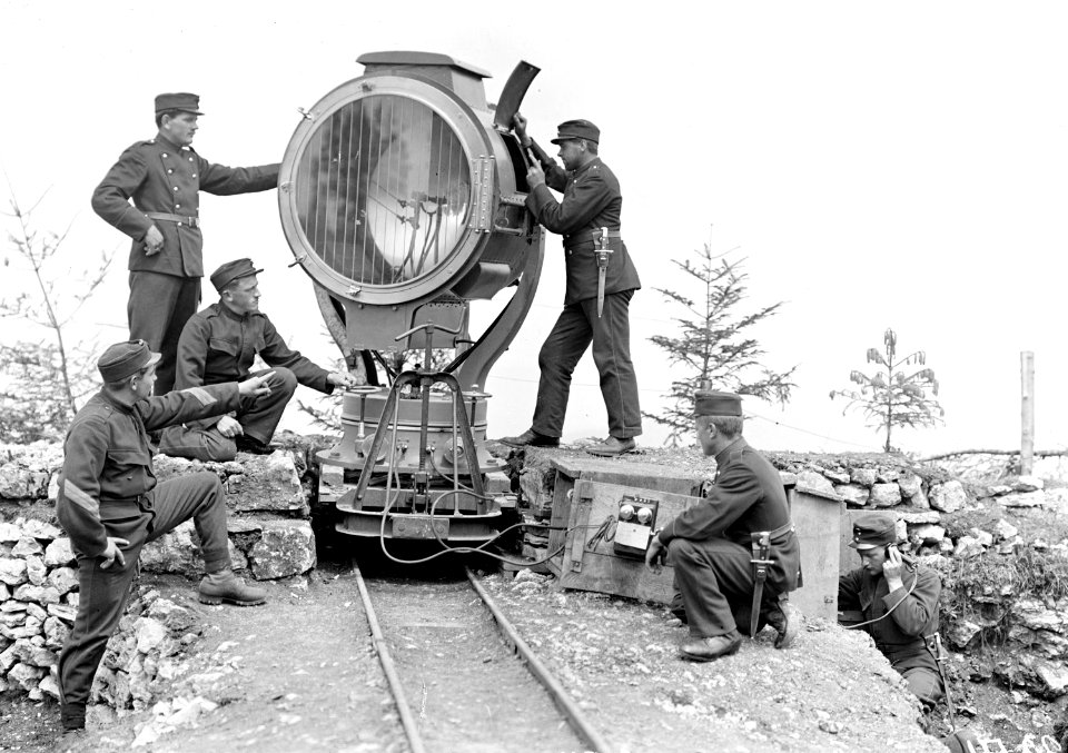 Scheinwerfer und Bedienungsmannschaft - CH-BAR - 3238653