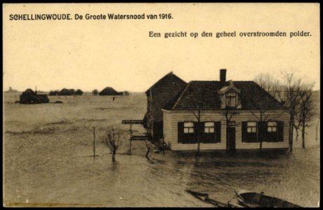 Schellingwoude met diverse boerderijen tijdens de watersnood van 1916. Uitgave N.J. Boon, Amsterdam