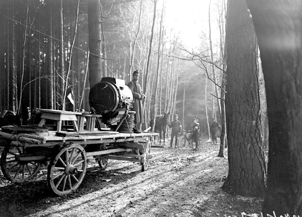 Scheinwerfer auf Wagen im Wald - CH-BAR - 3237878