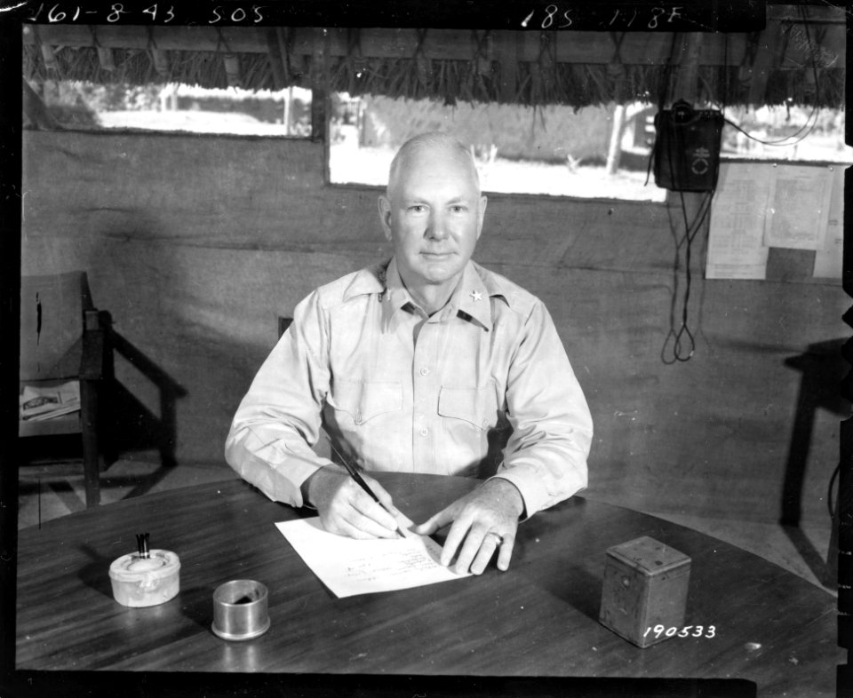 SC 190533 - Brig. Gen. William A. McCulloch, Asst. Div. Commander, Americal Division in the South Pacific