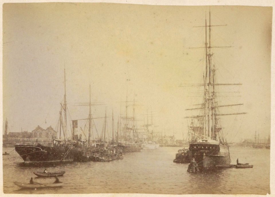 Schepen in het Oosterdok Oorspronkelijke kabinetfoto uitgegeven door A Jager ANWK00064000001