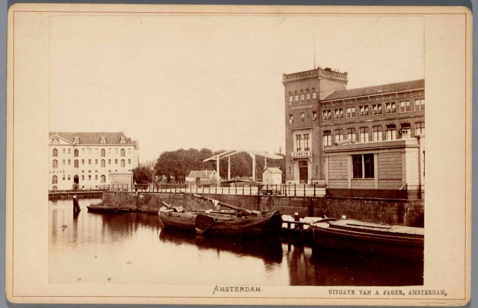 Schippersgracht en Kadijksplein gezien naar het Oosterdok en 's Lands Zeemagazijn Rechts het Zeemanshuis, Kadijksplei 010005001650