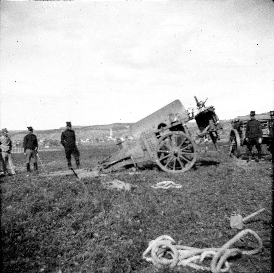 Schiesslafette des 15 cm Geschützes fahrbereit - CH-BAR - 3236758