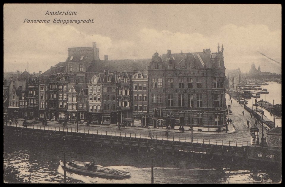 Schippersgracht met rechts de kweekschool voor de zeevaart op de Prins Hendrikkade, Afb PBKD00165000001