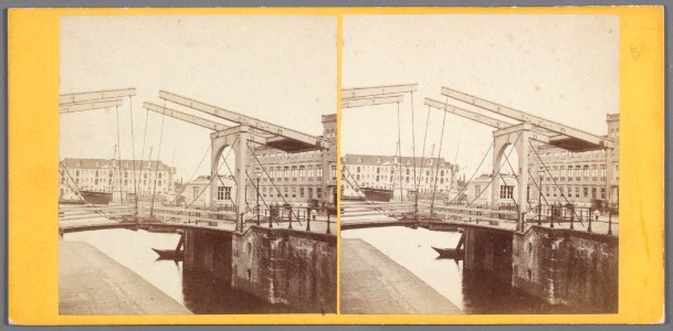 Schippersgracht Op de voorgrond de ophaalbrug tussen de Prins Hendrikkade en het Kadijksplein Rechts het Zeemanshuis 010007000634