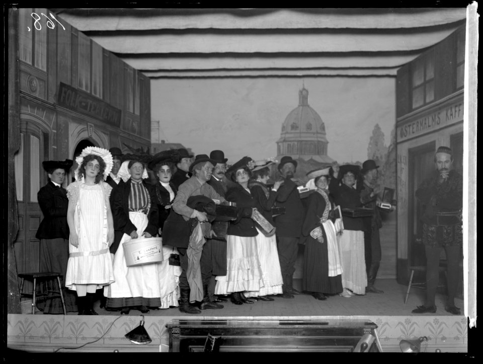 Scene from the revue Nya Hamlet eller Slutrefrängen at Folkteatern 1904 - SMV - FT004