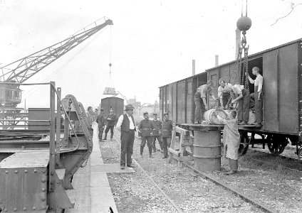 Schiffausladung Eisenbahn am Rheinhafen - CH-BAR - 3237278