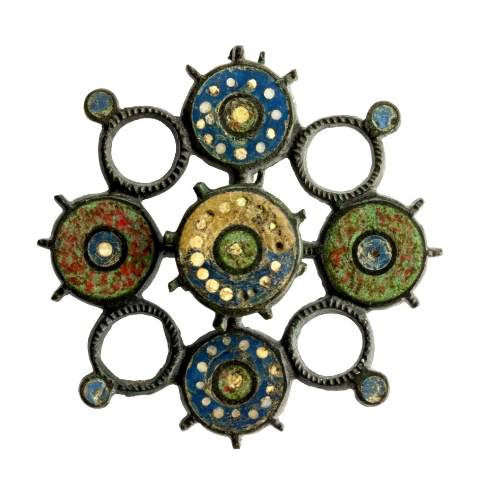 Schijffibula in geëmailleerd brons, 150 tot 225 NC, vindplaats- Tongeren, Kielenstraat, 2006, werkput 1, vlak 3, mogelijk uit graf 2, collectie Gallo-Romeins Museum Tongeren, GRM 9391