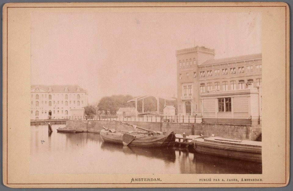 Schippersgracht en Kadijksplein gezien naar het Oosterdok en 's Lands Zeemagazijn Rechts het Zeemanshuis, Kadijksplei 010005000658