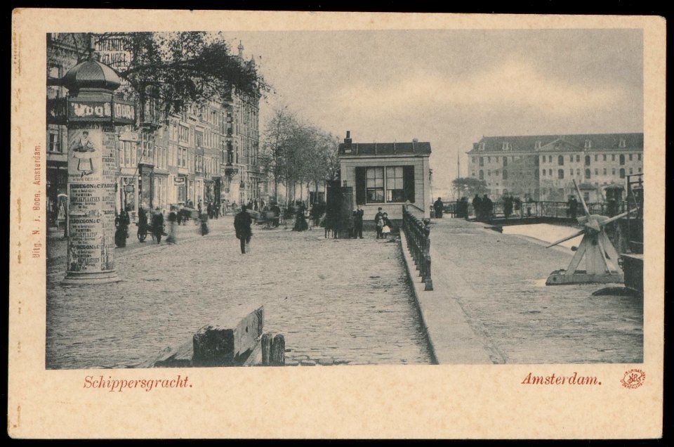 Schippersgracht gezien vanaf het Rapenburgerplein richting Oosterdok en rechts het Lands Zeemagazijn, nu Scheepvaartmuseum aan het Kattenburgerplein, Afb PBKD00165000005