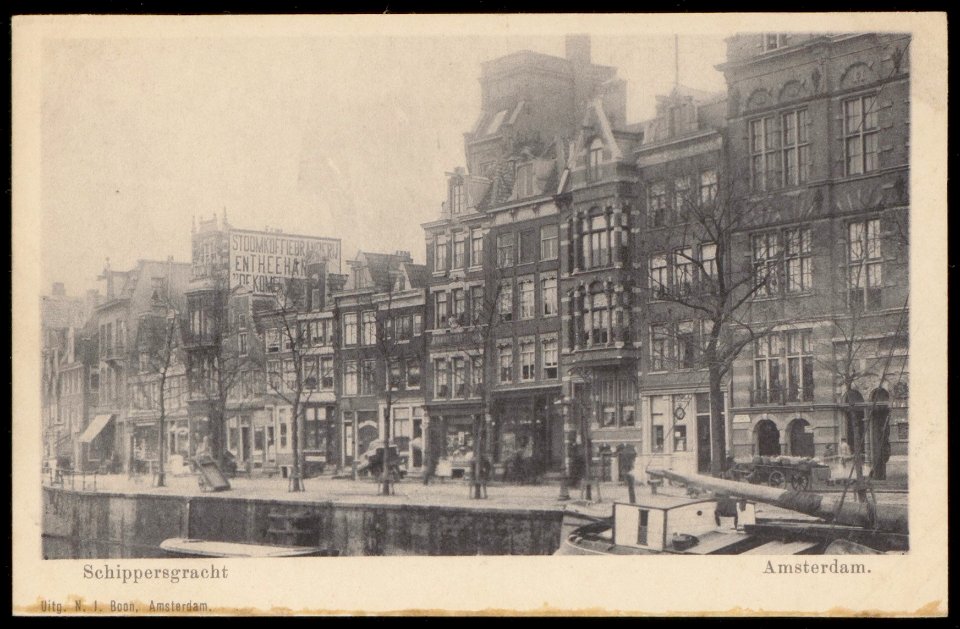 Schippersgracht met rechts een deel van de kweekschool voor de zeevaart op de hoek Prins Hendrikkade, Afb PBKD00165000007