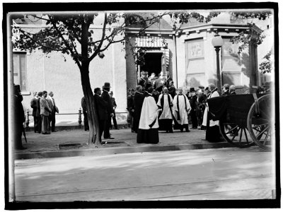 SCHLEY, WINFIELD SCOTT, REAR ADMIRAL, U.S.N. FUNERAL, ST. JOHN'S CHURCH. PALLBEARERS; MINISTERS, REV. COTTON SMITH AND NAVY CHAPLAIN; REV. DR. GEORGE WILLIAM SMITH STANDING AT CAISSON LCCN2016863401