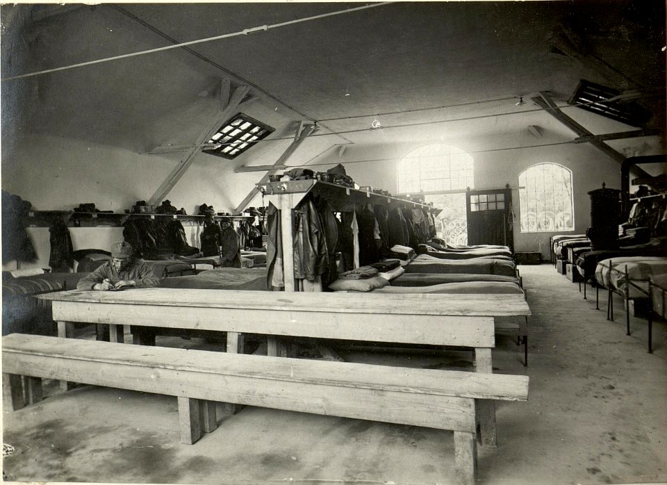 Schlafstelle der Autorlenker in der Personenauto - Garage in Villach des 10. Armeekmdos. Aufgrnommen am 24. Juli 1916. (BildID 15477632)