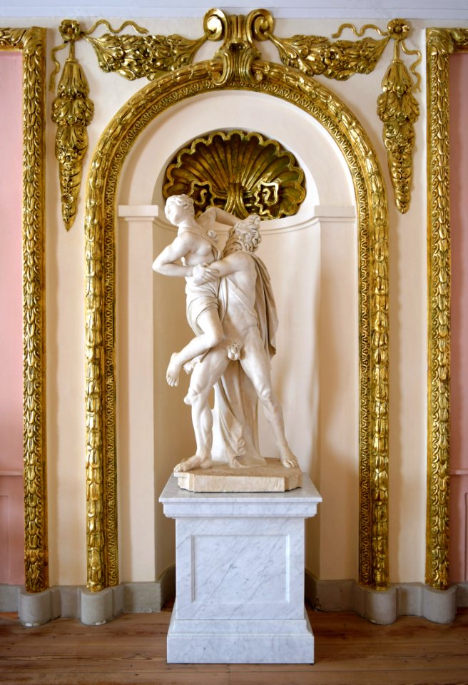 Schloss Caputh Festsaal Marmorgruppe Raub der Proserpina Halbtotale