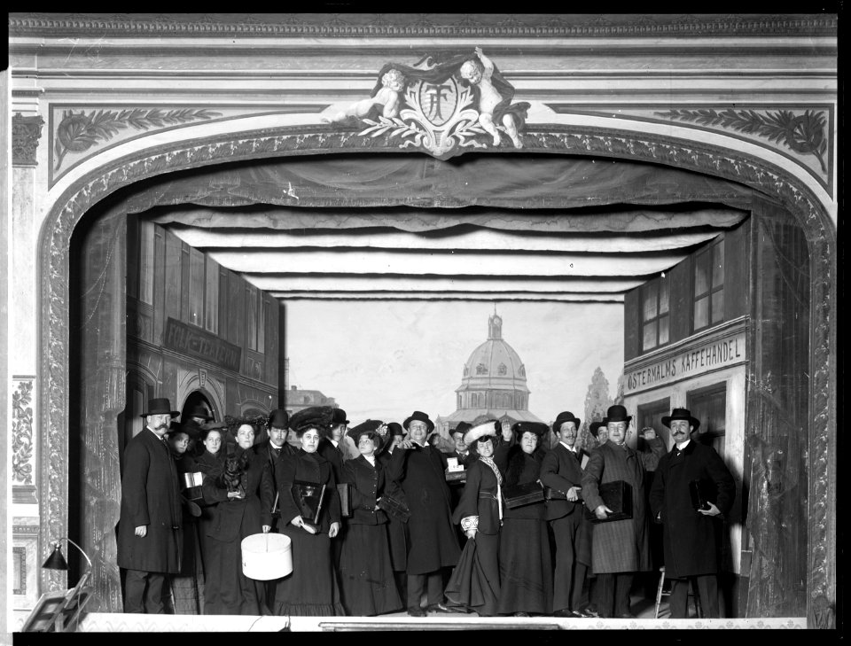Scene from the revue Nya Hamlet eller Slutrefrängen at Folkteatern 1904 - SMV - FT002