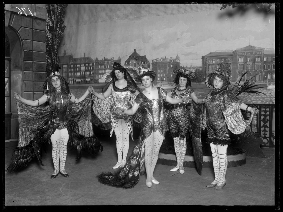 Scene from the revue Tre jobbande pojkar at Kristallsalongen 1910 - SMV - K025