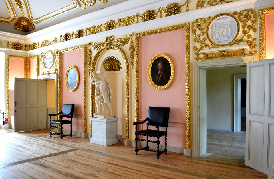 Schloss Caputh Festsaal Wand mit Marmorgruppe